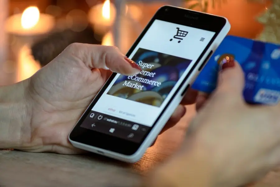 Acquisto online da smartphone con carta di pagamento